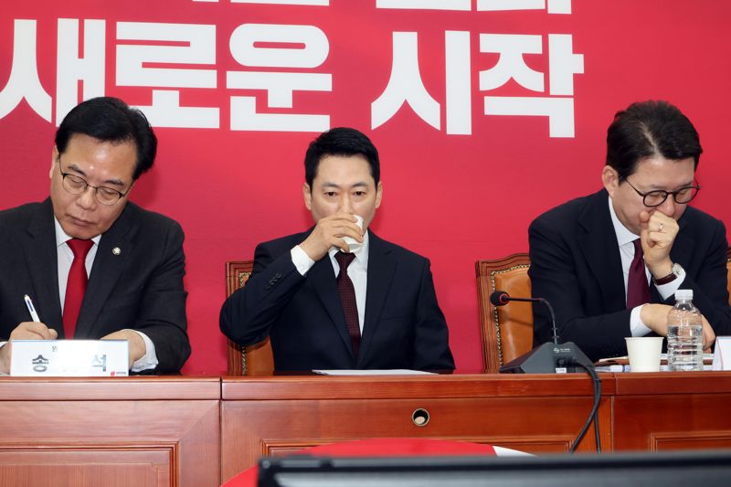 장동혁 국민의힘 대표가 2일 여의도 국회에서열린 최고위원회의에서 물을 마시고 있다. 사진=박범준 기자
