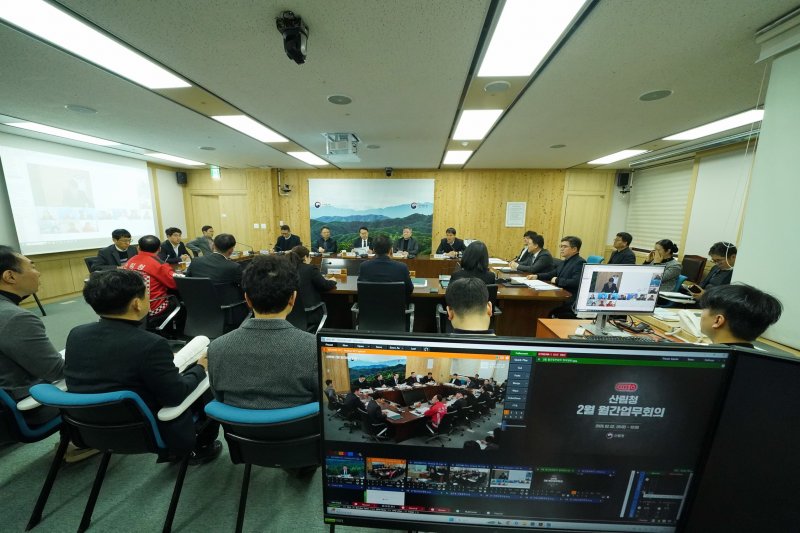 김인호 산림청장(정면방향 가운데)이 2일 산림청 유튜브 채널로 생중계되는 월간업무 회의를 주재하고 있다. (산림청 제공.재판매 및 DB금지)/뉴스1