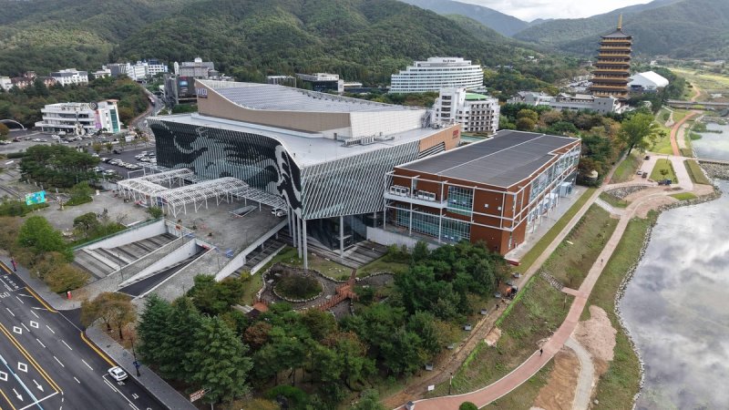 경주화백컨벤션센터(왼쪽)와 국제미디어센터 (출처=연합뉴스)