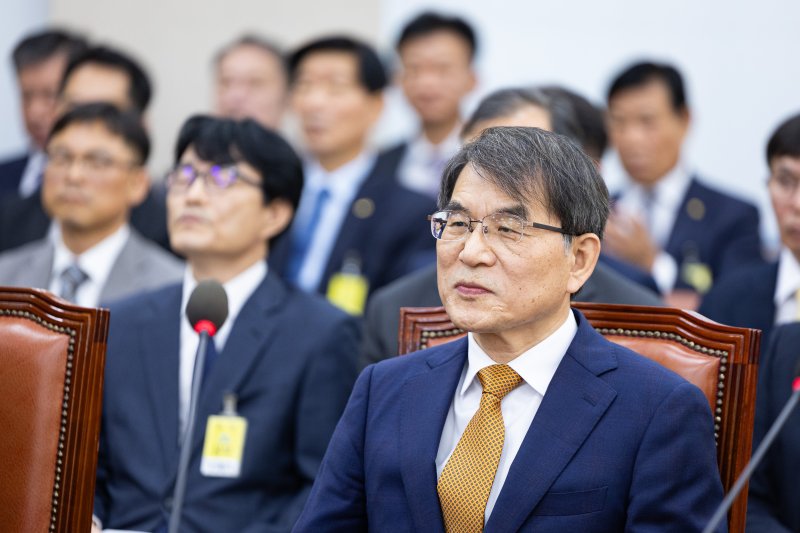 노태악 중앙선거관리위원장이 15일 서울 여의도 국회에서 열린 행정안전위원회의 중앙선거관리위원회 등에 대한 국정감사에 출석해 인사말을 마친 후 여야 의원들의 의사진행발언을 듣고 있다. 2025.10.15/뉴스1 ⓒ News1 유승관 기자