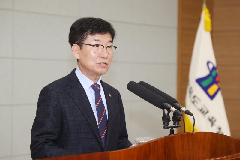 윤건영 충북교육감이 2일 교육청 화합관에서 열린 월례조회에서 발언하고 있다.(사진=충북교육청 제공).2026.02.02.photo@newsis.com *재판매 및 DB 금지