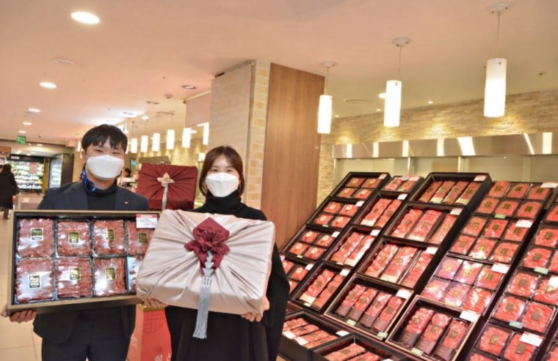 대구백화점 프라자점 직원들이 한우 세트를 들어 보이고 있다.(대구백화점 제공, 재판매 및 DB 금지)