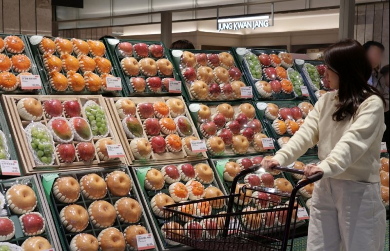 대구신세계백화점을 찾은 고객이 과일 선물세트 매장을 앞을 지나고 있다.(대구신세계백화점 제공, 재판매 및 DB 금지)