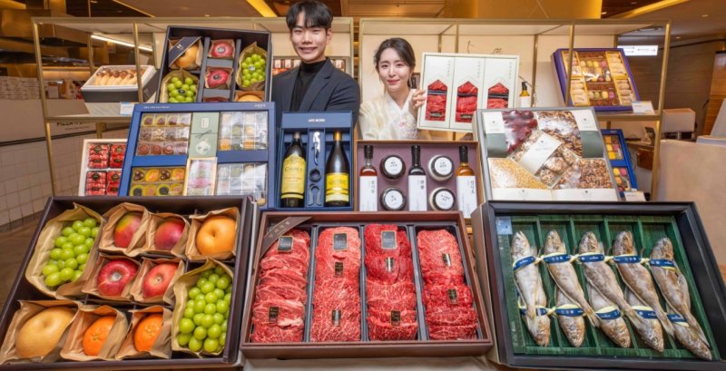 더현대 대구 직원들이 각종 설 선물세트를 소개하고 있다.(더현대 대구 제공, 재판매 및 DB 금지)