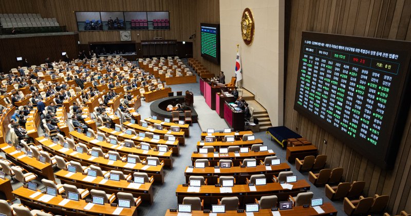 16일 서울 여의도 국회에서 열린 제431회 국회(임시회) 제1차 본회의에서 윤석열·김건희에 의한 내란·외환 및 국정농단 행위의 진상규명을 위한 특별검사 임명 등에 관한 법률안(2차 종합 특검법)이 재석 174인 중 찬성 172인, 반대 2인으로 가결되고 있다. 2026.1.16/뉴스1 ⓒ News1 유승관 기자
