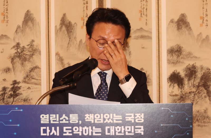 김민석 국무총리가 2일 서울 총리공관에서 열린 출입기자 간담회에서 안경을 고쳐쓰고 있다. 뉴시스