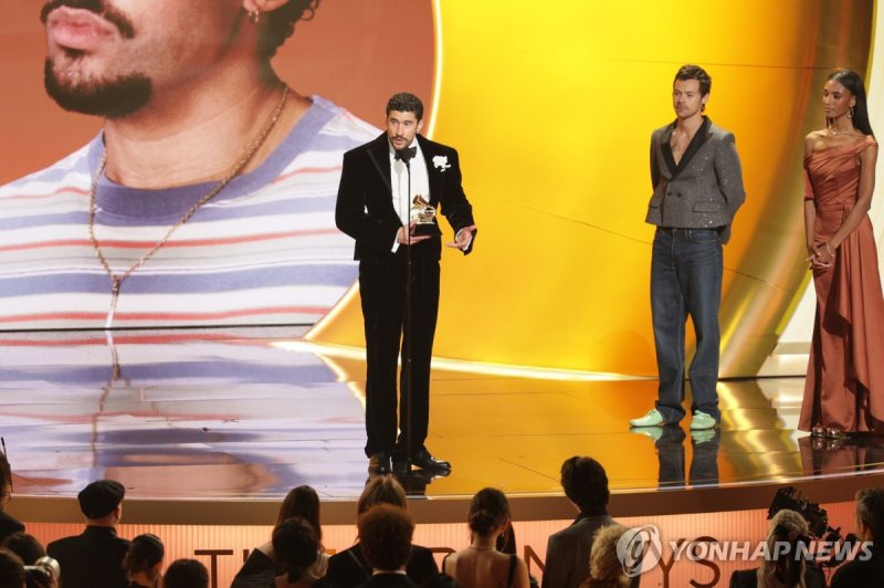 올해의 앨범 수상한 배드 버니 (출처=연합뉴스)