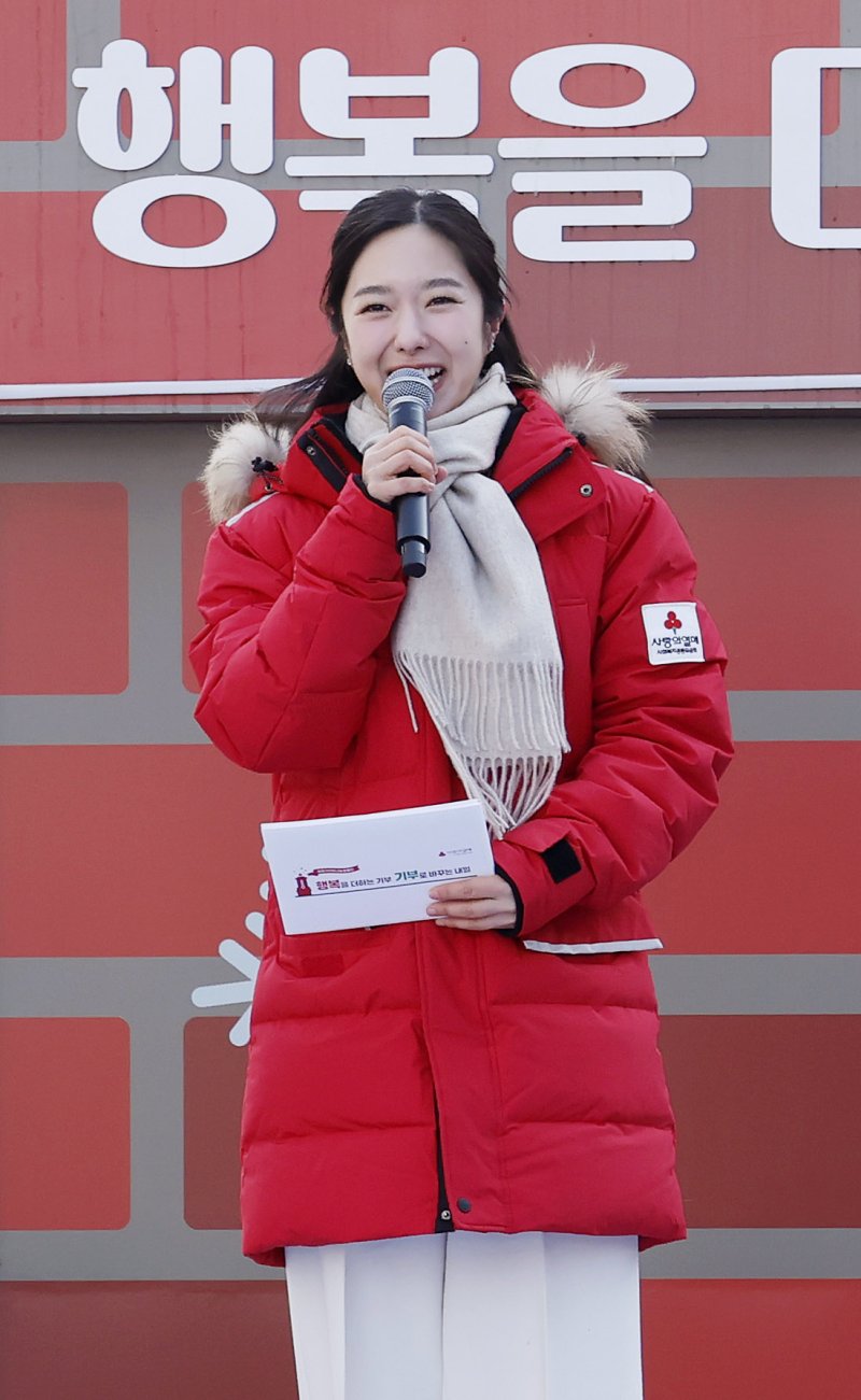 [서울=뉴시스] 김혜진 기자 = 이혜성 아나운서가 2일 오후 서울 종로구 광화문광장에서 열린 '희망2026나눔캠페인' 폐막식에서 인사말을 하고 있다. '희망2026나눔캠페인'은 62일간 총 5124억원을 모금, 사랑의온도탑 나눔온도 113.9도를 달성했다. 이는 희망나눔캠페인 역사상 가장 많은 모금액이자 처음으로 5000억원을 넘어선 기록이다. 2026.02.02. jini@newsis.com