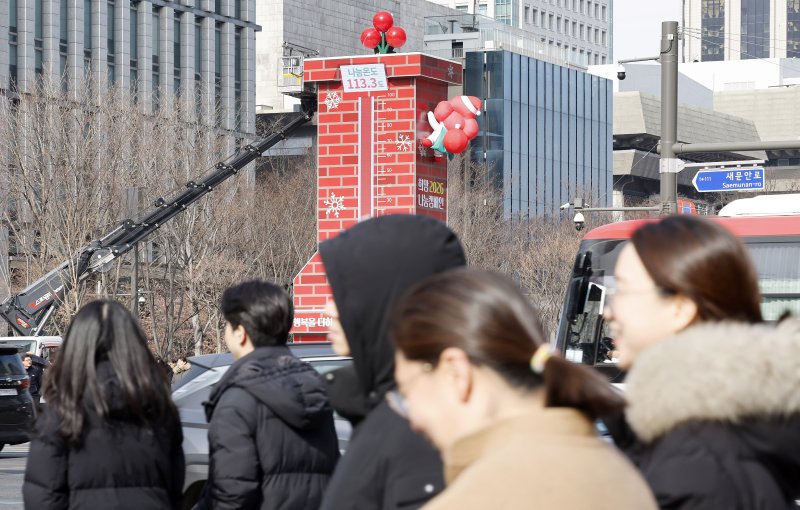 [서울=뉴시스] 사랑의열매 사회복지공동모금회 '희망 2026 나눔캠페인' 모금 마감을 하루 앞둔 30일 서울 종로구 광화문광장 사랑의 온도탑 나눔온도가 113.3도를 가리키고 있다. 2026.01.30. jini@newsis.com