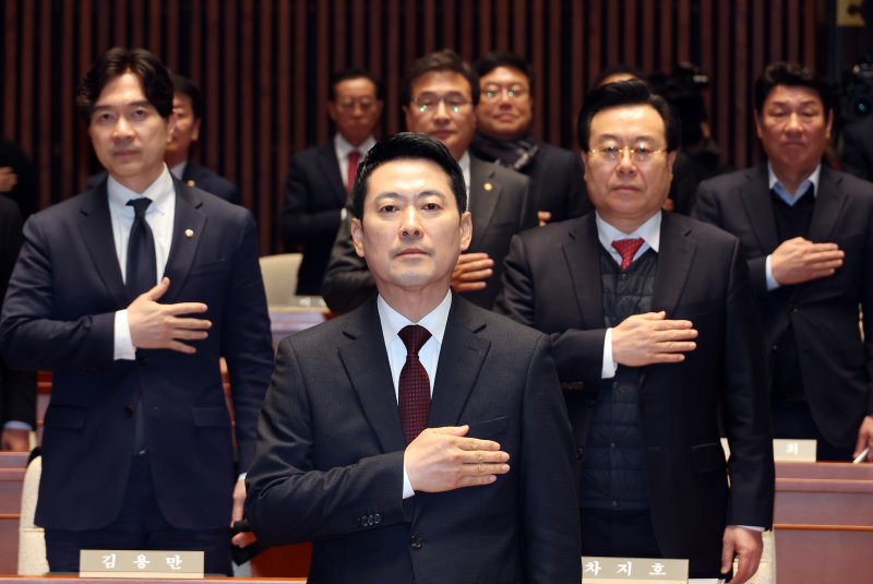 국민의힘 장동혁 대표가 2일 국회 예결위회의장에서 열린 의원총회에서 국기에 경례하고 있다. 연합뉴스
