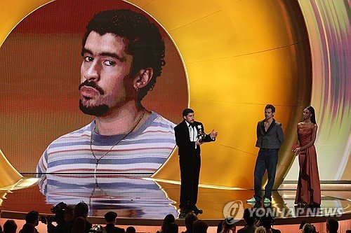 그래미 올해의앨범 수상한 배드 버니