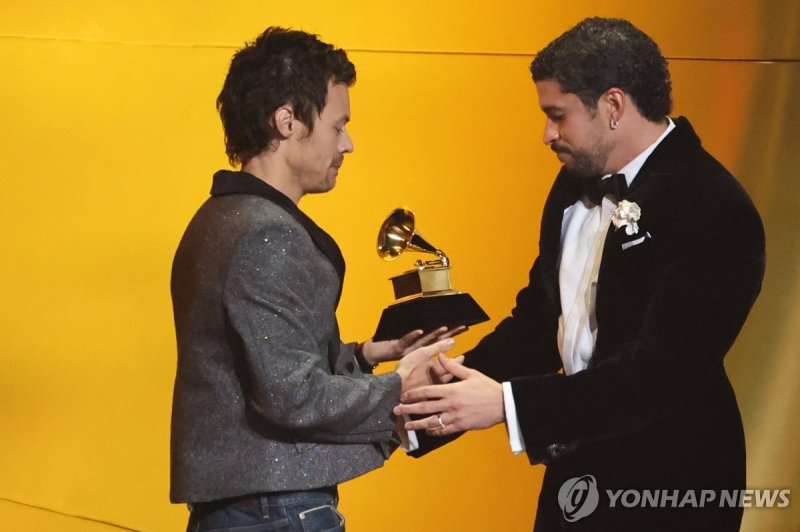 그래미 올해의앨범상 트로피 받는 배드 버니 (출처=연합뉴스)