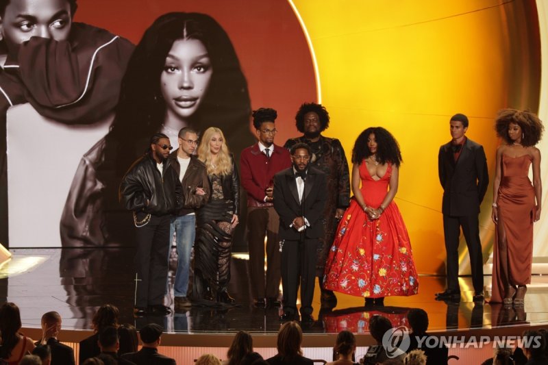 그래미 '올해의 레코드' 수상한 켄드릭 라마(가운데)와 시저 (출처=연합뉴스)