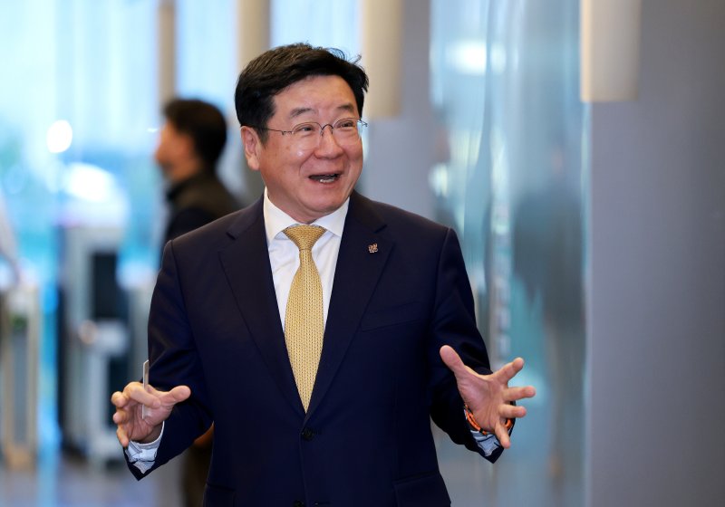 이찬희 삼성 준법감시위원회 위원장이 20일 서울 서초구 삼성생명에서 열린 준범감시위원회 정례회의에 참석하기 전 취재진의 질문에 답하고 있다. 2026.1.20/뉴스1 ⓒ News1 이호윤 기자