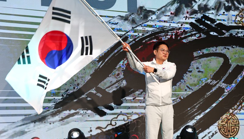 양오열 선수단장이 2일 서울 송파구 올림픽파크텔에서 열린 2026 밀라노·코르티나담페초 동계 패럴림픽 대한민국 선수단 결단식에서 정진완 대한장애인체육회장에게 단기를 받은 후 흔들고 있다. 2026.2.2/뉴스1 ⓒ News1 김도우 기자