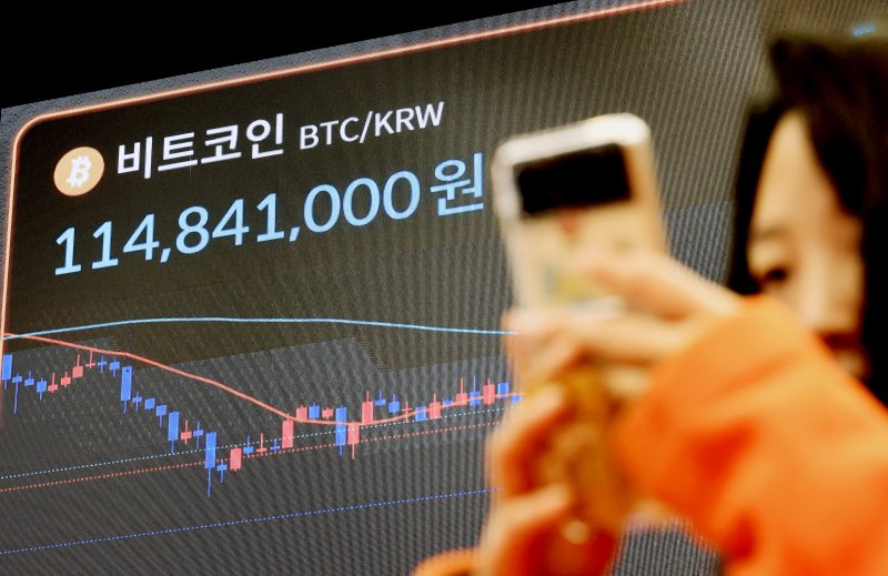 비트코인이 7만달러대로 급락한 2일 서울 서초구 빗썸라운지 강남본점 현황판에 비트코인 등 가상화폐 거래 가격이 표시되고 있다. 뉴스1