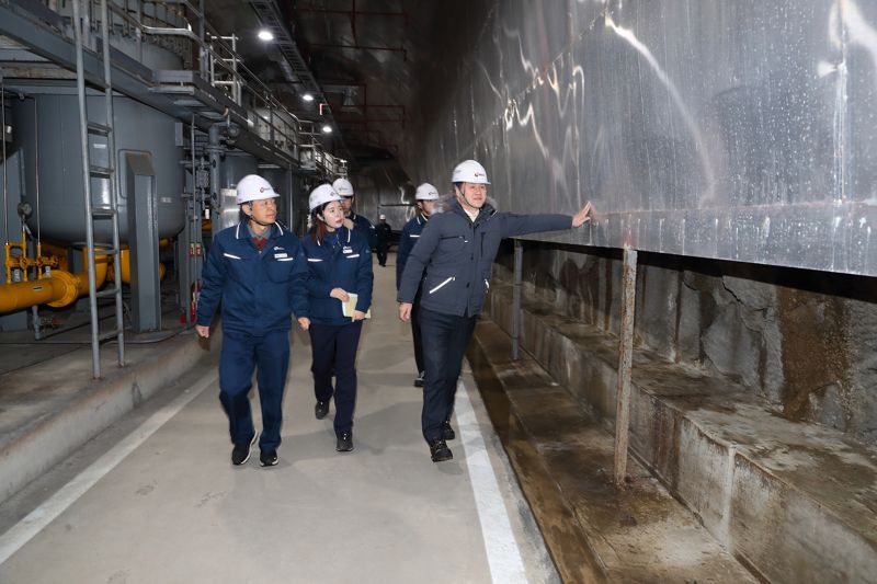 2일 한국석유공사 최문규 사장직무대행(오른쪽 첫째)이 구리 비축기지에서 겨울철 재난안전관리 확인점검을 위한 현장점검을 하고 있다. 한국석유공사 제공