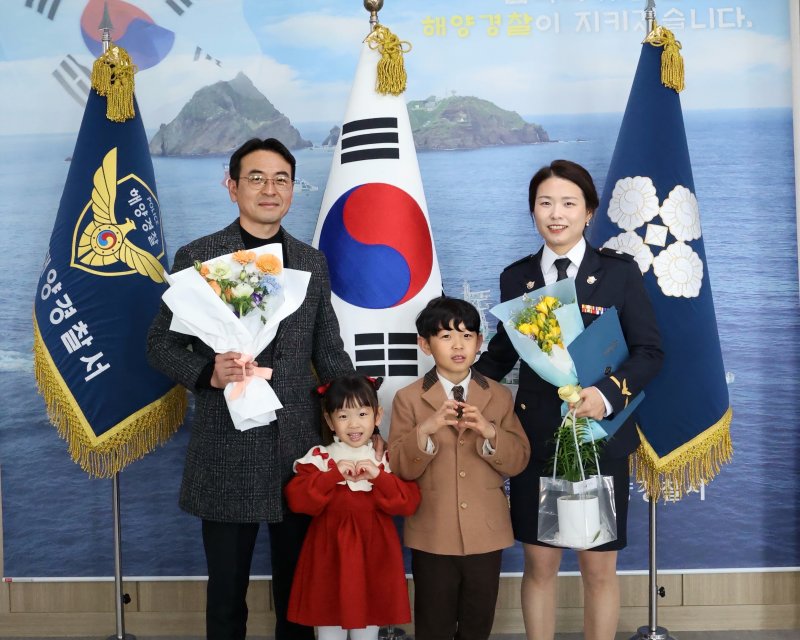 [동해=뉴시스] 동해해경 승진 임용식을 개최한 후 승진 임용자와 가족이 기념사진을 찍고 있다.(사진=동해해경 제공)photo@newsis.com *재판매 및 DB 금지