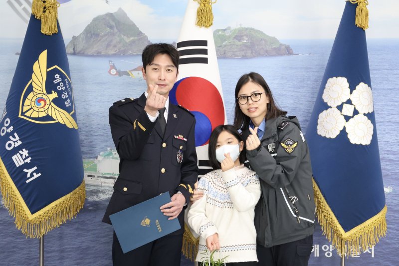 [동해=뉴시스] 동해해경 승진 임용식을 개최한 후 승진 임용자와 가족이 기념사진을 찍고 있다.(사진=동해해경 제공)photo@newsis.com *재판매 및 DB 금지