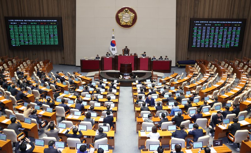 지난 1월 16일 서울 여의도 국회에서 열린 제431회 국회(임시회) 제1차 본회의에서 윤석열·김건희에 의한 내란·외환 및 국정농단 행위의 진상규명을 위한 특별검사 임명 등에 관한 법률안(2차 종합 특검법)이 재석 174인 중 찬성 172인, 반대 2인으로 가결되고 있다. 뉴스1