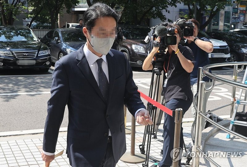 '코인 상장 뒷돈' 영장심사 출석하는 이상준 빗썸홀딩스 대표 (출처=연합뉴스)