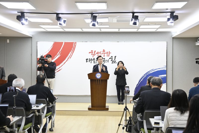 김태흠 충남지사가 2일 도청 프레스센터에서 긴급 기자회견에 나서고 있다.(도 제공. 재판매 및 DB금지)/뉴스1