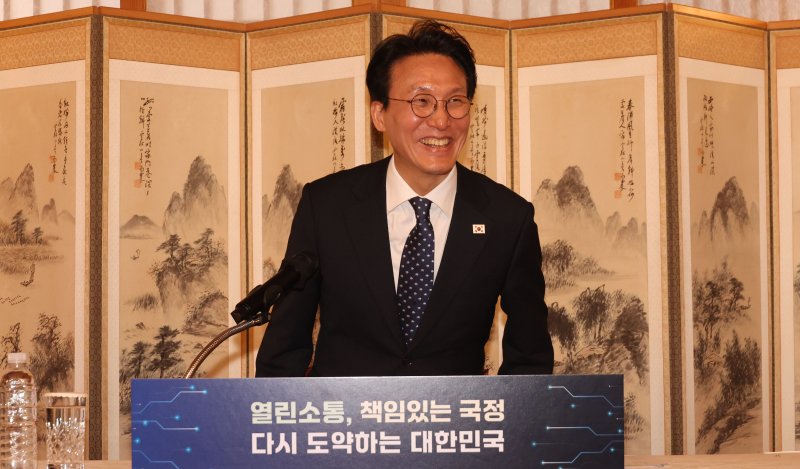 김민석 국무총리가 2일 서울 종로구 총리공관에서 열린 출입기자 간담회에 착석하고 있다. (공동취재) 2026.2.2/뉴스1 ⓒ News1 이광호 기자