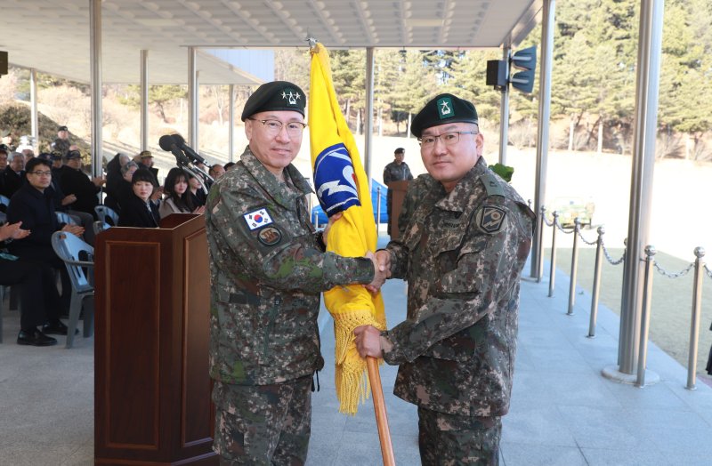 2일 강원 양양군 소재 102기갑여단 사령부에서 열린 취임식에서 신재관 신임 여단장(오른쪽)이 이상렬 3군장으로부터 부대기를 이양받고 있다.(여단 측 제공, 재판매 및 DB 금지) 2026.2.2/뉴스1