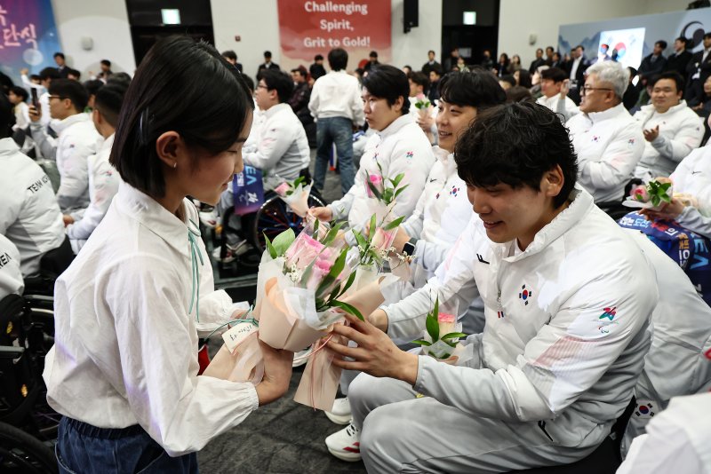2일 서울 송파구 올림픽파크텔에서 열린 2026 밀라노·코르티나담페초 동계 패럴림픽 대한민국 선수단 결단식에서 선수들이 어린이들에게 꽃을 받고 있다. 2026.2.2/뉴스1 ⓒ News1 김도우 기자