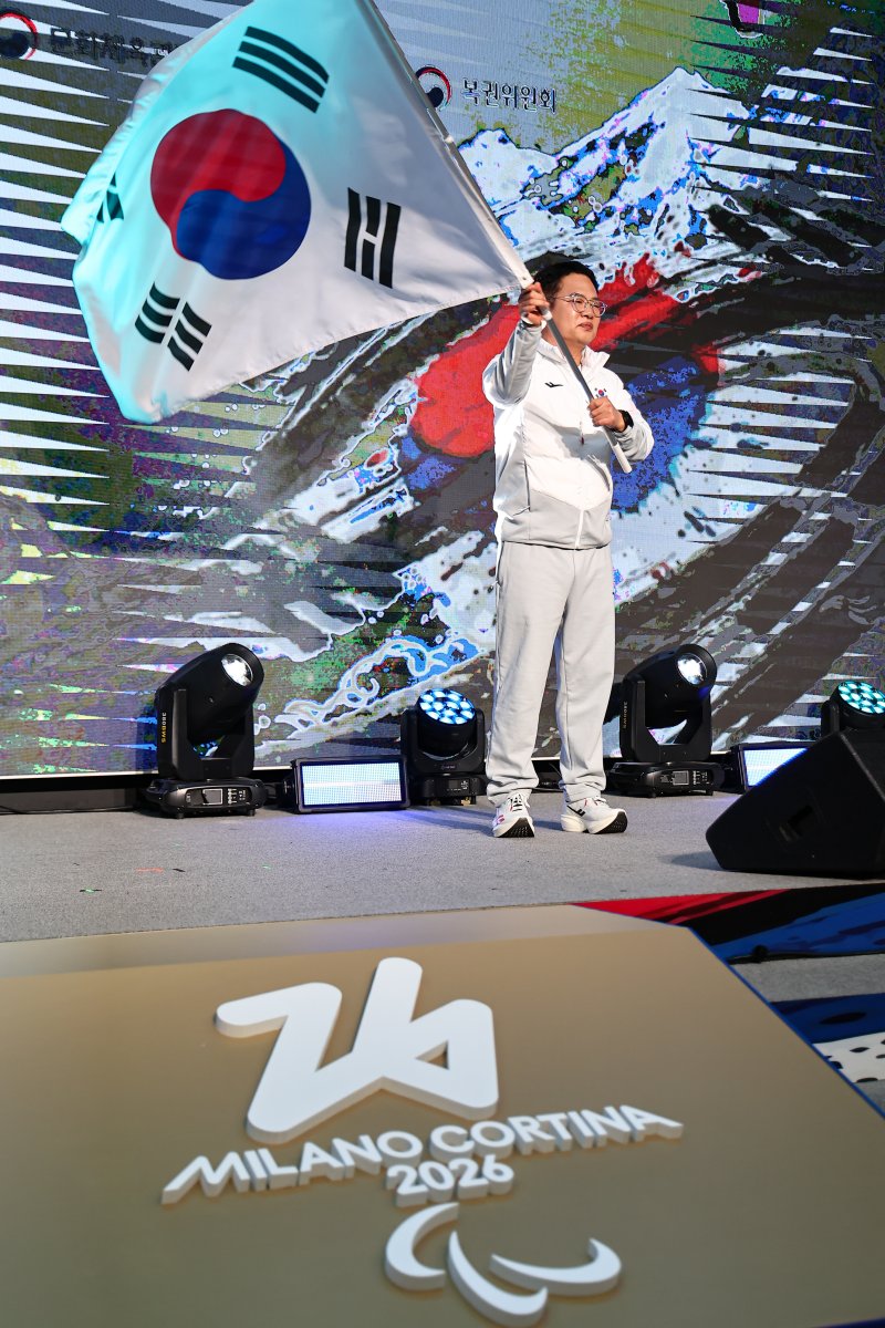 양오열 선수단장이 2일 서울 송파구 올림픽파크텔에서 열린 2026 밀라노·코르티나담페초 동계 패럴림픽 대한민국 선수단 결단식에서 정진완 대한장애인체육회장에게 단기를 받은 후 흔들고 있다. 2026.2.2/뉴스1 ⓒ News1 김도우 기자