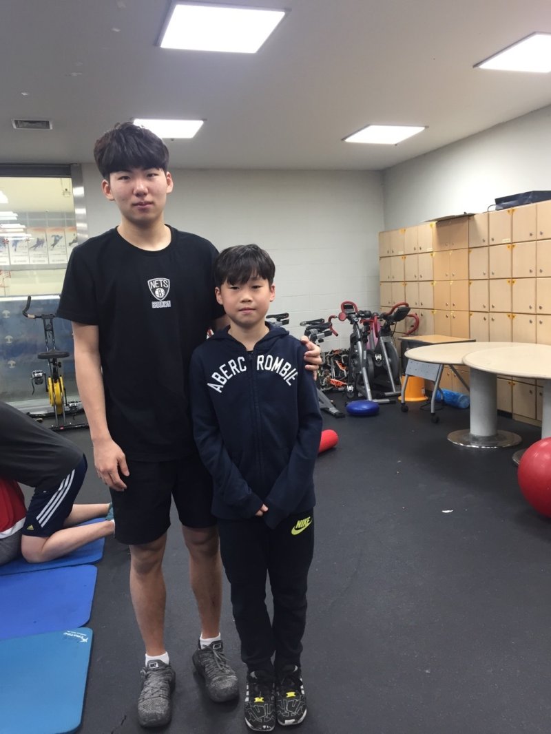 8년 전 함께 사진을 찍었던 정재원(왼쪽)과 조승민(세븐헌드레드 제공)