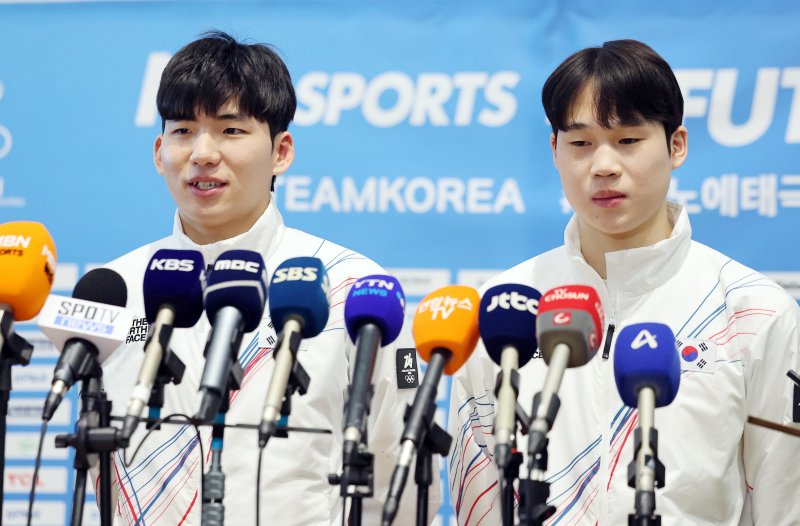 2026 밀라노·코르티나담페초 동계올림픽에 출전하는 대한민국 스피드스케이팅 대표팀의 정재원과 조승민이 30일 오전 인천국제공항 제2터미널을 통해 이탈리아 밀라노로 출국 전 취재진과 공식 인터뷰를 하고 있다. 2026.1.30/뉴스1 ⓒ News1 김진환 기자