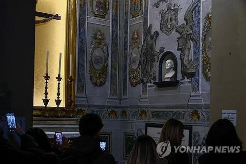 관광객들이 사진 찍는 모습 (출처=연합뉴스)