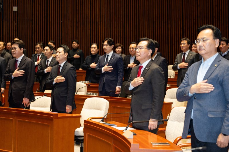 장동혁 국민의힘 대표와 송언석 원내대표를 비롯한 의원들이 2일 서울 여의도 국회에서 열린 의원총회에서 국민의례를 하고 있다. 2026.2.2/뉴스1 ⓒ News1 유승관 기자