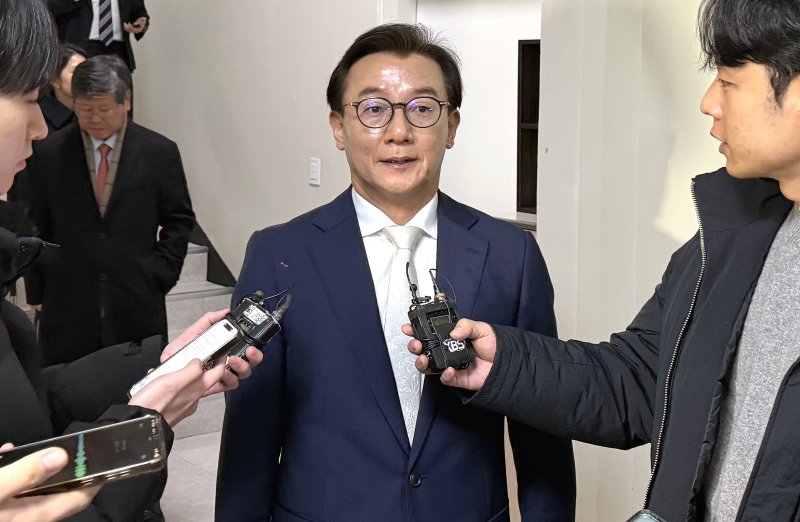 [서울=뉴시스] 이다솜 기자=통일교 금품 수수 의혹을 받는 전재수 전 해양수산부 장관이 20일 오전 서울 서대문구 경찰청 국가수사본부에서 피의자 조사를 마치고 나서고 있다. 2025.12.20 citizen@newsis.com