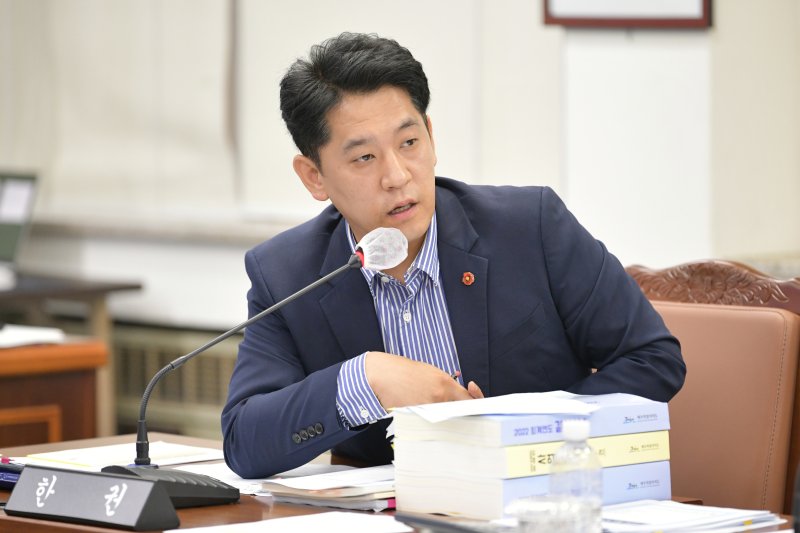 [제주=뉴시스] 한권 제주도의원이 20일 오전 열린 제주도의회 행정자치위원회 회의에서 질의하고 있다. (사진=제주도의회 제공) 2023.06.20. photo@newsis.com *재판매 및 DB 금지