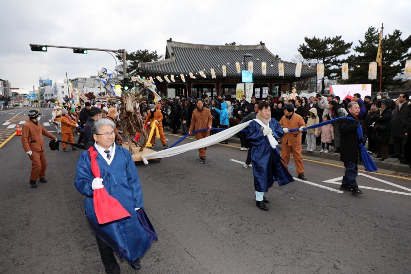 제주 새봄맞이 전통축제 '탐라국 입춘굿' 첫날인 2일 오후 제주시 관덕정 일대에서 축제의 하이라이트인 '낭쉐몰이'가 펼쳐지고 있다. 나무로 만든 소를 몰고 간다는 뜻의 제주어인 '낭쉐몰이'는 제주에 있었던 옛 나라인 탐라국의 왕이 풍년을 기원하며 입춘날 직접 선보였다던 농경의례를 재현한 것이다. 2026.2.2/뉴스1 ⓒ News1 오미란 기자