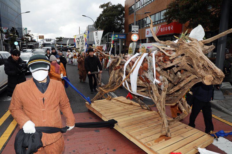 제주 새봄맞이 전통축제 '탐라국 입춘굿' 첫날인 2일 오후 제주시 관덕정 일대에서 축제의 하이라이트인 '낭쉐몰이'가 펼쳐지고 있다. 나무로 만든 소를 몰고 간다는 뜻의 제주어인 '낭쉐몰이'는 제주에 있었던 옛 나라인 탐라국의 왕이 풍년을 기원하며 입춘날 직접 선보였다던 농경의례를 재현한 것이다. ⓒ News1 오미란 기자