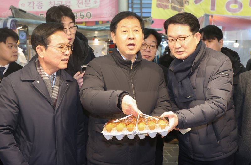 구윤철 부총리 겸 재정경제부 장관이 2일 설 명절을 앞두고 성수품 물가와 수급 동향을 점검하기 위해 천안중앙시장을 방문해 사회복지시설에 전달할 물품을 구매하고 있다. 오른쪽은 김종구 농림축산식품부 차관. 연합뉴스