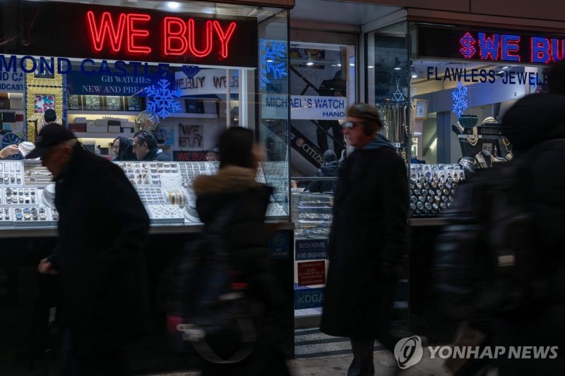 뉴욕 맨해튼의 금은방 앞을 지나는 행인들 (출처=연합뉴스)