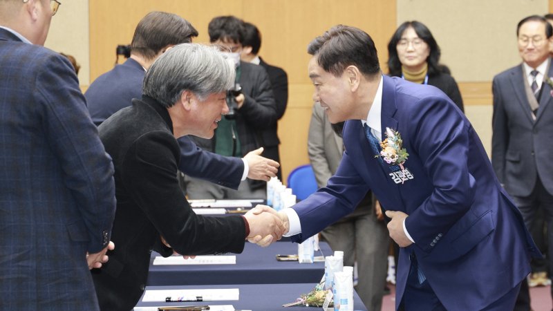 2일 전북도청에서 전북농어촌활력재단 설립 발기인 대회가 개최된 가운데 김관영 전북지사가 참석자들과 악수를 하고 있다.(전북도 제공. 재판매 및 DB금지)/뉴스1