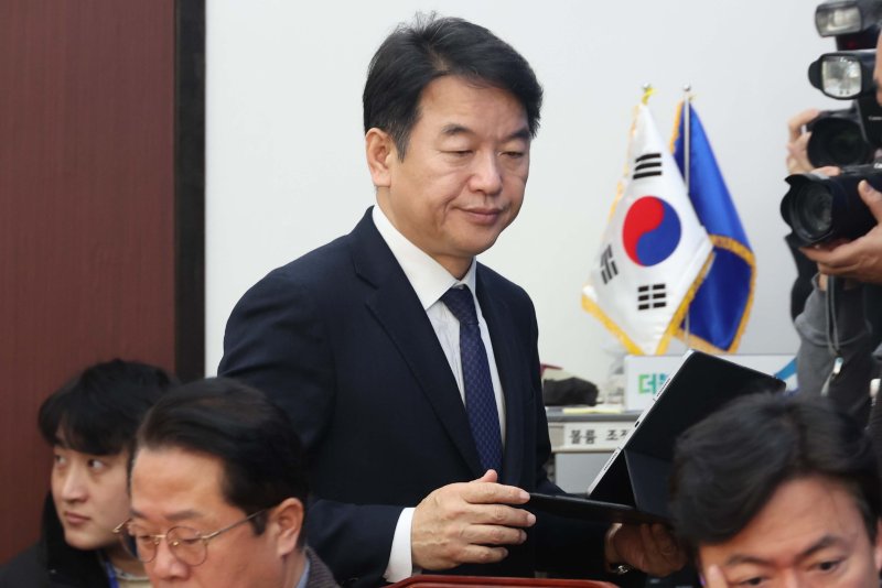 [서울=뉴시스] 조성봉 기자 = 문진석 더불어민주당 원내대표 직무대행이 지난달 6일 오전 서울 여의도 국회에서 열린 원내대책회의에 참석하고 있다. 2026.01.06. suncho21@newsis.com