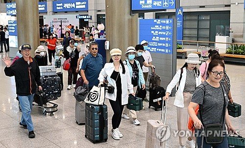 중국인 단체 관광객 입국 (출처=연합뉴스)