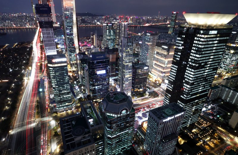 서울 영등포구 여의도 증권가 일대에 불이 밝혀져 있다. 2025.12.28/뉴스1 ⓒ News1 장수영 기자