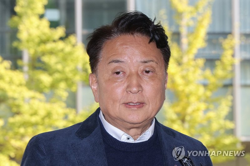 취재진 질문에 답하는 김영환 충북지사 (출처=연합뉴스)