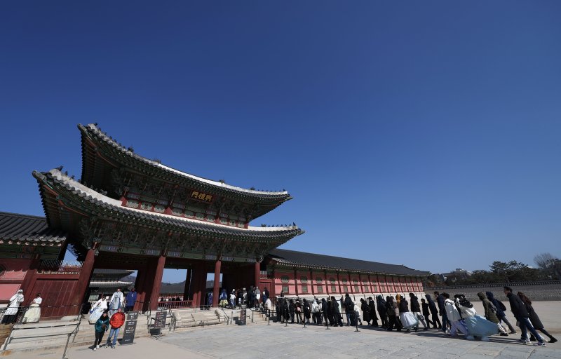 [서울=뉴시스] 김선웅 기자 = 서울 낮 최고기온이 2도를 기록하며 영상 기온을 회복한 1일 서울 종로구 경복궁에서 관광객들이 내부로 입장하고 있다. 2026.02.01. mangusta@newsis.com
