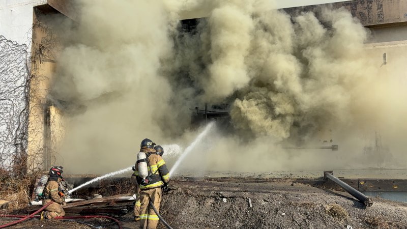 [여수=뉴시스] 2일 낮 12시 11분께 전남 여수시 돌산읍의 한 폐공장에서 발생한 불이 재발화해 소방당국이 진화 작업을 벌이고 있다. (사진 = 전남소방본부 제공) 2026.02.02. photo@newsis.com *재판매 및 DB 금지