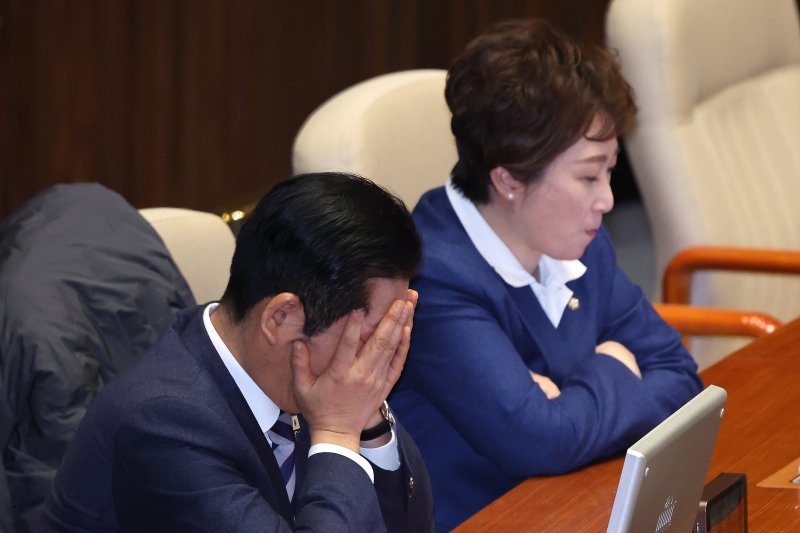 정청래 더불어민주당 대표가 2일 서울 여의도 국회에서 열린 제432회국회(임시회) 개회식에서 얼굴을 쓸어내리고 있다. 오른쪽은 이언주 최고위원. 2026.2.2/뉴스1 ⓒ News1 신웅수 기자