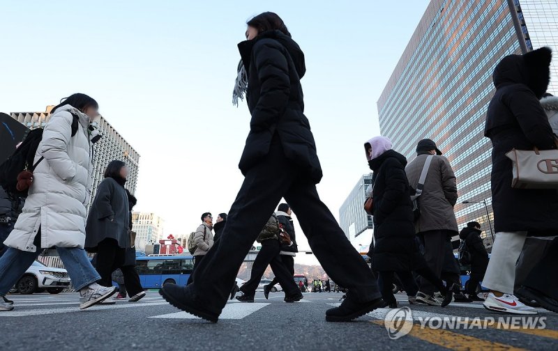 출근하는 시민들 (출처=연합뉴스)