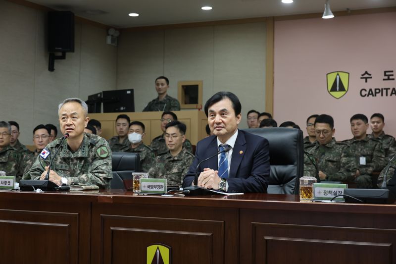 안규백 국방부장관이 2일 오후 육군 수도방위사령부를 방문해 임무수행 현황을 보고받고 있다. 이날 안규백 장관은 수도방위사령부를 찾아 대비태세를 점검하고 장병들을 격려했다. 국방부 제공